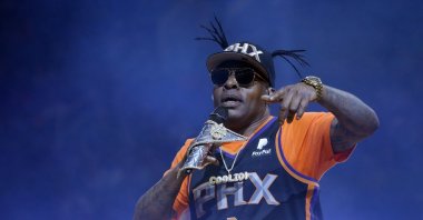 Coolio performs during halftime of an NBA basketball game between the Phoenix Suns and the New Orleans Pelicans, Phoenix, Arizona, U.S., April 5, 2019. (AP Photo)