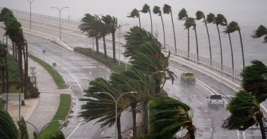 Motorists travel across the John Ringling Causeway as Hurricane Ian churns to the south, Sarasota, Florida, U.S., Sept. 28, 2022. (AFP Photo)