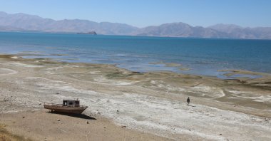 A boat stranded on a dried part of the lake, in Van, eastern Türkiye, Sept. 29, 2022. (AA PHOTO) 