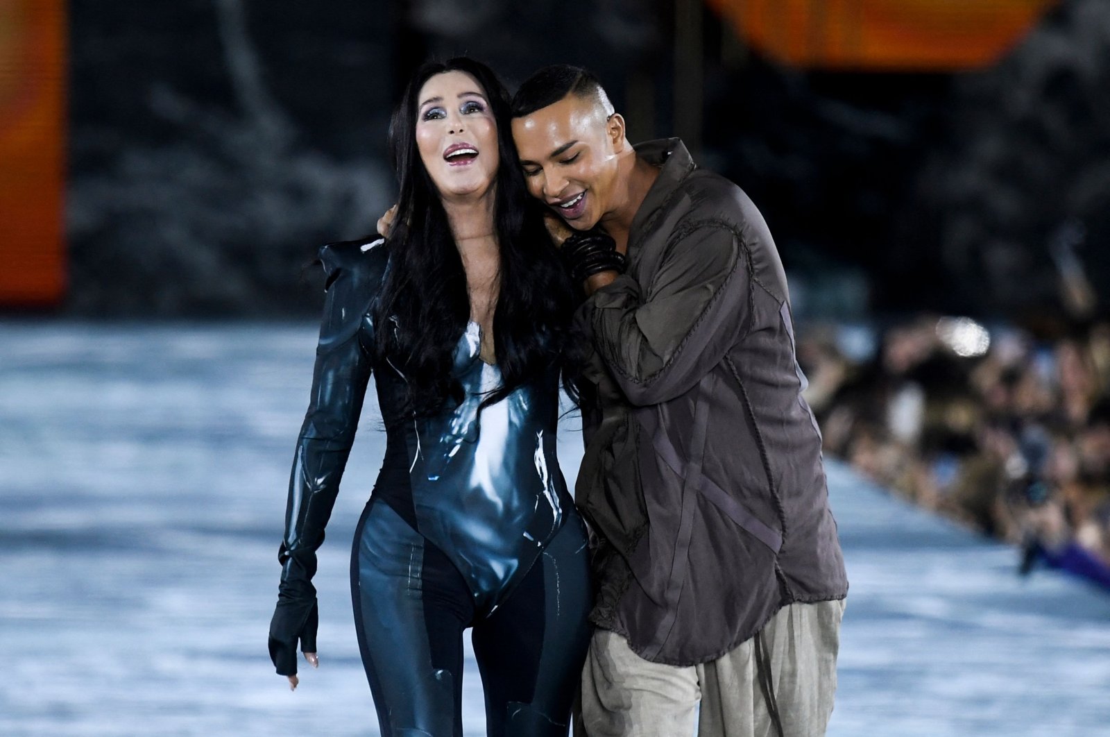 Cher muncul di final Balmain di Paris Fashion Week