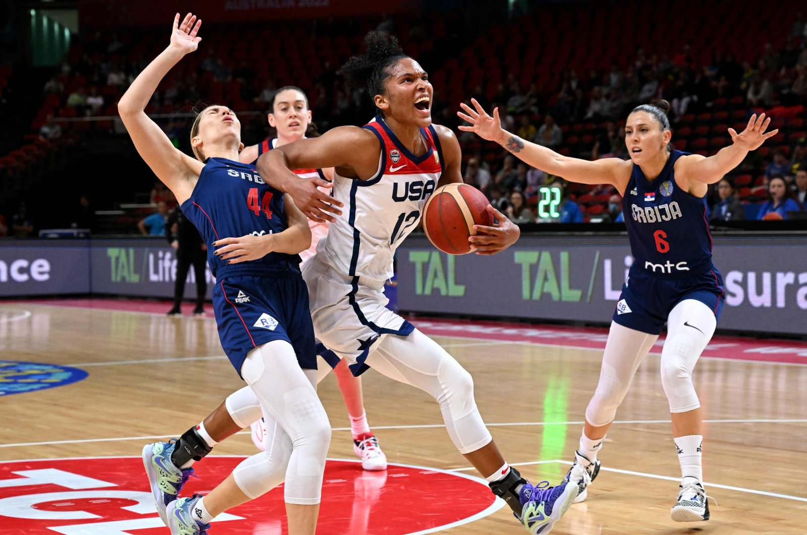 Alyssa Thomas (C) drives to the basket under the pressure from Serbia&#039;s Katarina Zec (L) during the first quarterfinal of the Women&#039;s Basketball World Cup game between Serbia and USA, Sydney, Australia, Sept. 29, 2022. (AFP Photo)