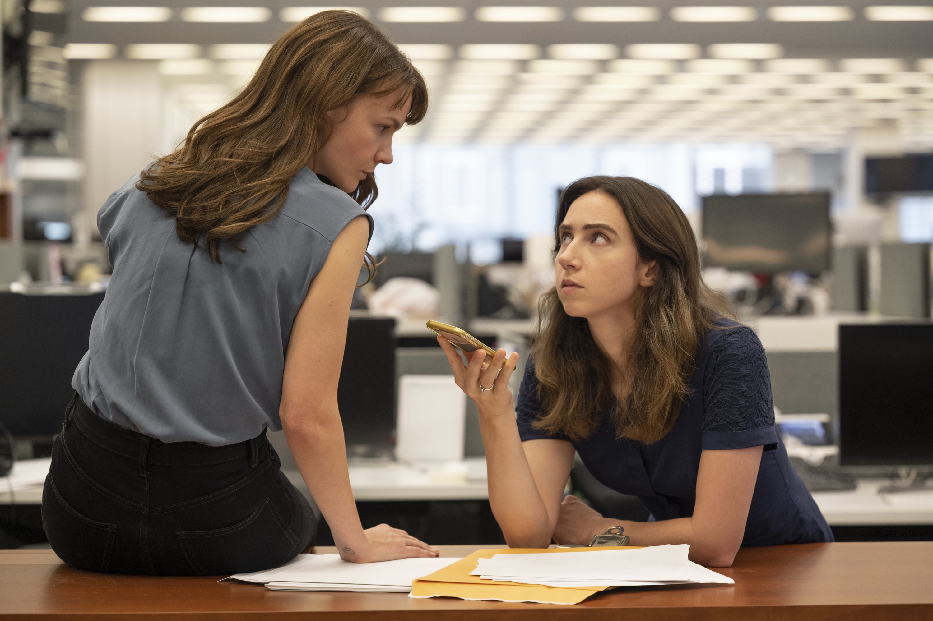Gambar yang dirilis oleh Universal Pictures ini menunjukkan Carey Mulligan sebagai Megan Twohey, kiri, dan Zoe Kazan sebagai Jodi Kantor dalam sebuah adegan dari 