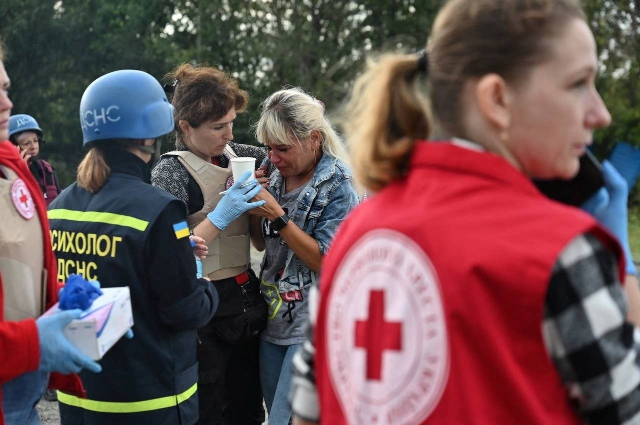 Psychologists help a person who was in a convoy of civilian vehicles that was hit by a Russian missile strike amid Russia&#039;s attack on Ukraine, in Zaporizhzhia, Ukraine, Sept. 30, 2022. (REUTERS Photo)