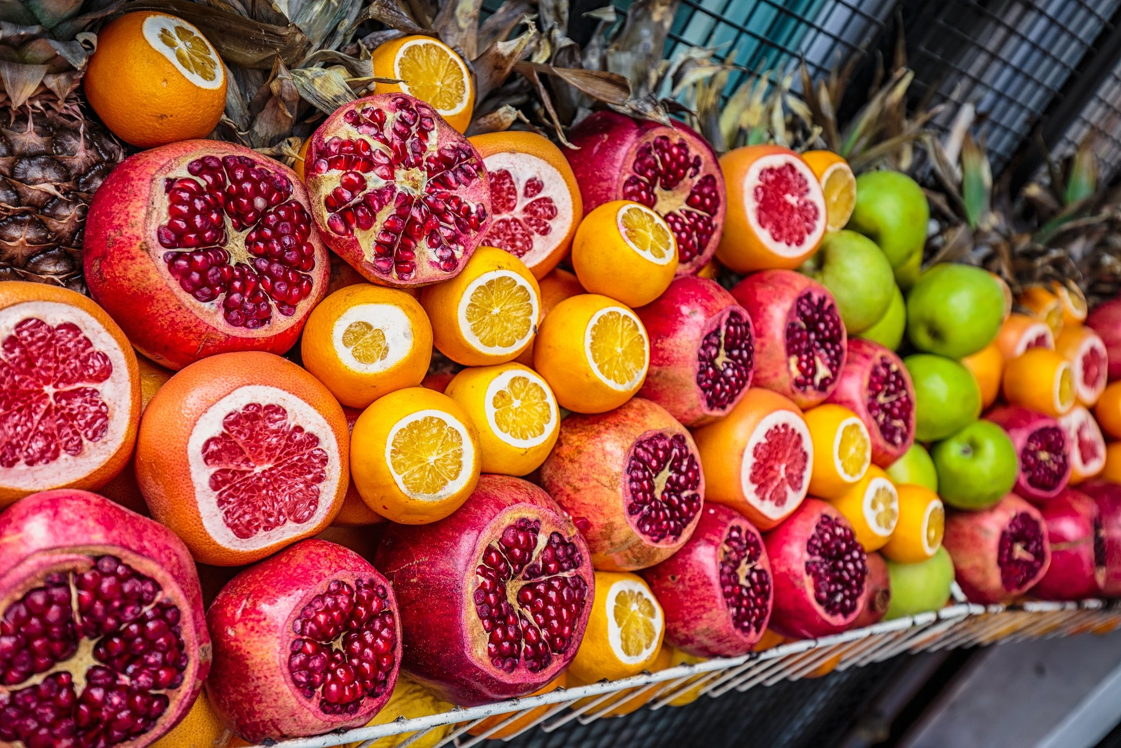 A variety of fresh pomegranate and oranges in a shop in the Grand Bazaar, Istanbul, Türkiye. (Shutterstock Photo)
