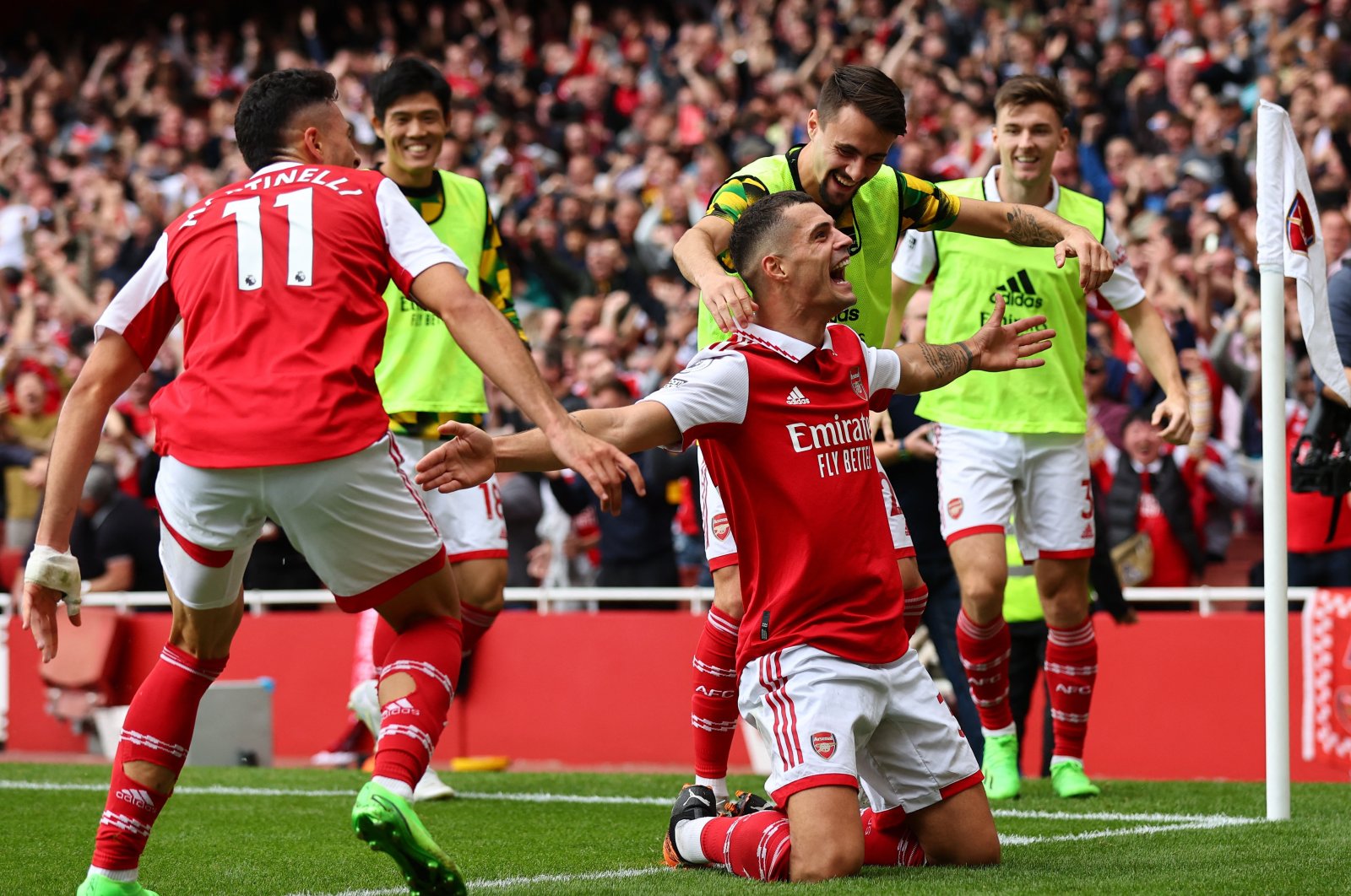 ‘Fenomena’ Arsenal menenggelamkan 10 pemain Spurs 3-1 dalam derby London yang memukau