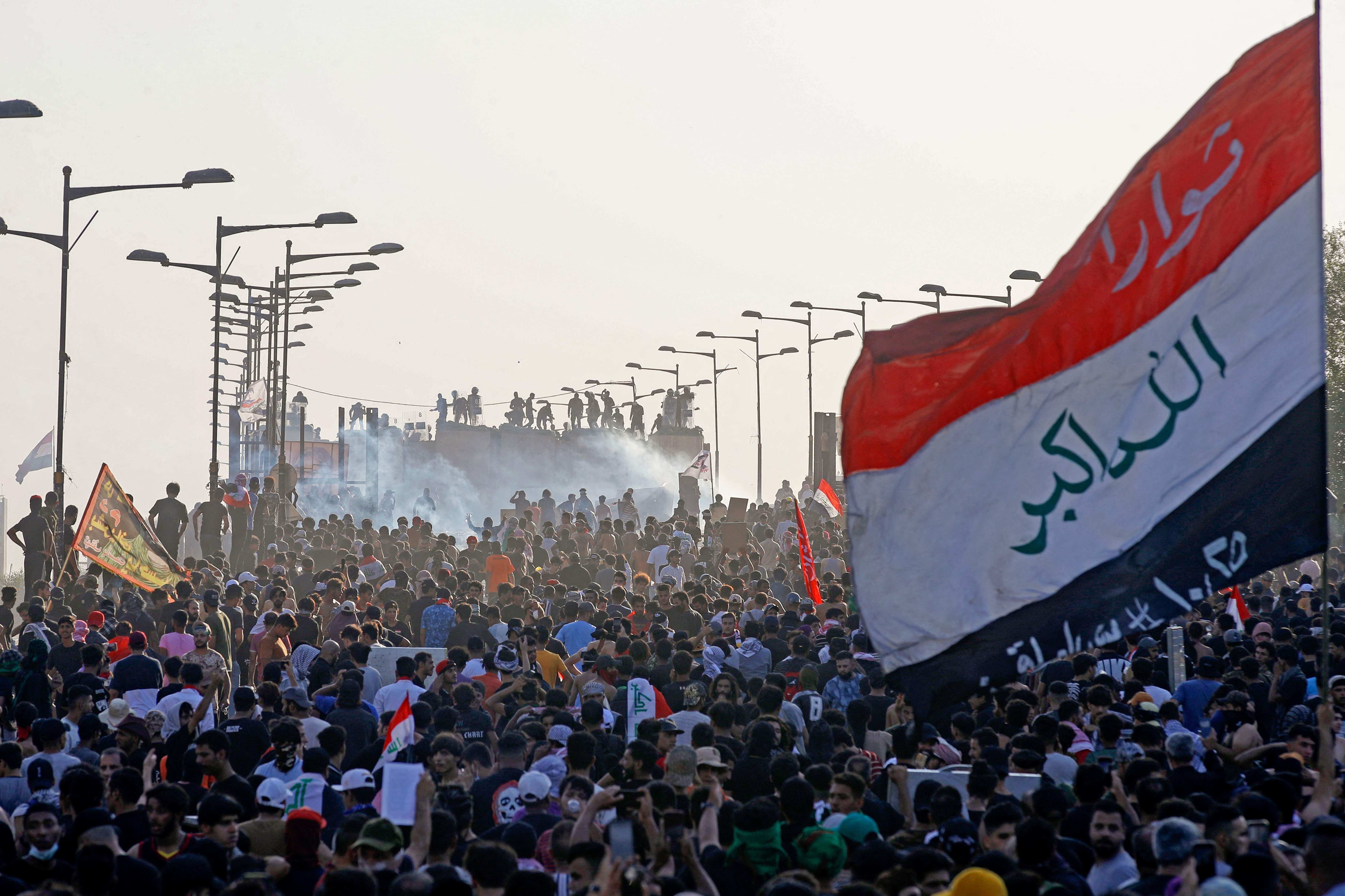 Iraqi protesters clash with security forces at the al-Jumhuriya bridge leading to the capital Baghdad&#039;s high-security Green Zone, Oct. 1, 2022. (Photo by AFP)