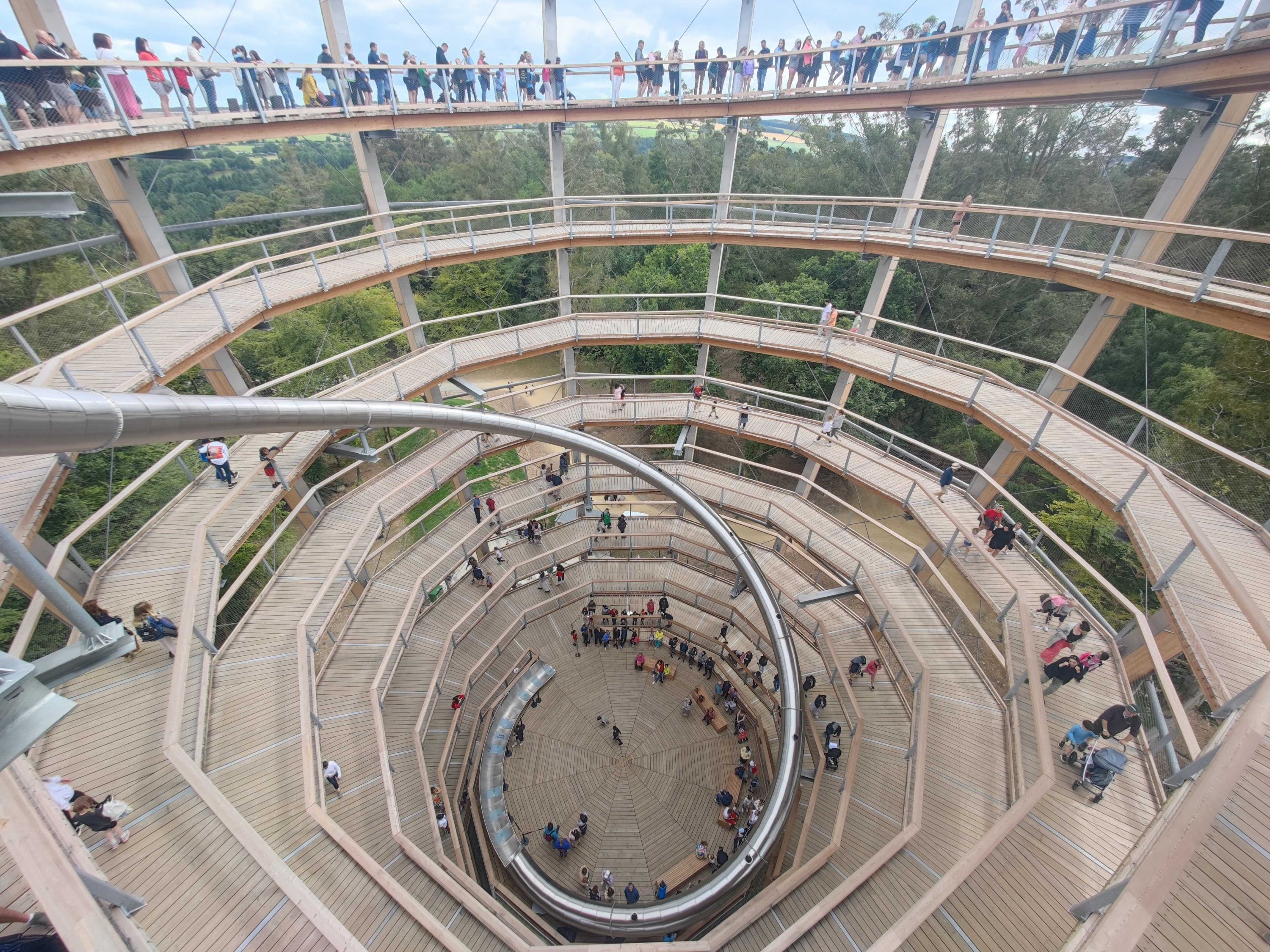 Puncak dari puncak pohon berjalan adalah menara panorama di ujungnya: Pengunjung berjalan menaiki struktur spiral besar sebelum meluncur kembali melalui seluncuran terowongan panjang, Dublin, Irlandia, 30 Juli 2022. (Foto dpa)