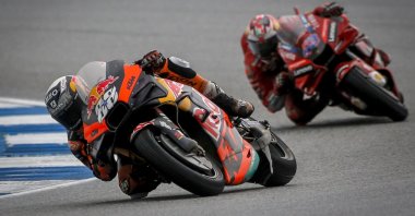 Portuguese MotoGP rider Miguel Oliveira (L) of Red Bull KTM Factory Racing in action ahead of Australian MotoGP rider Jack Miller of Ducati Lenovo Team during the Motorcycling Grand Prix of Thailand at Chang International Circuit, Buriram province, Thailand, Oct. 2, 2022.  (EPA Photo)