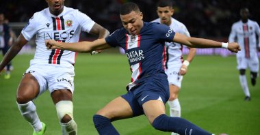 Paris Saint-Germain&#039;s French forward Kylian Mbappe runs with the ball during the French L1 football match between Paris Saint-Germain (PSG) and OGC Nice, Parc des Princes Stadium, Paris, France, Oct. 1, 2022. (AFP Photo)