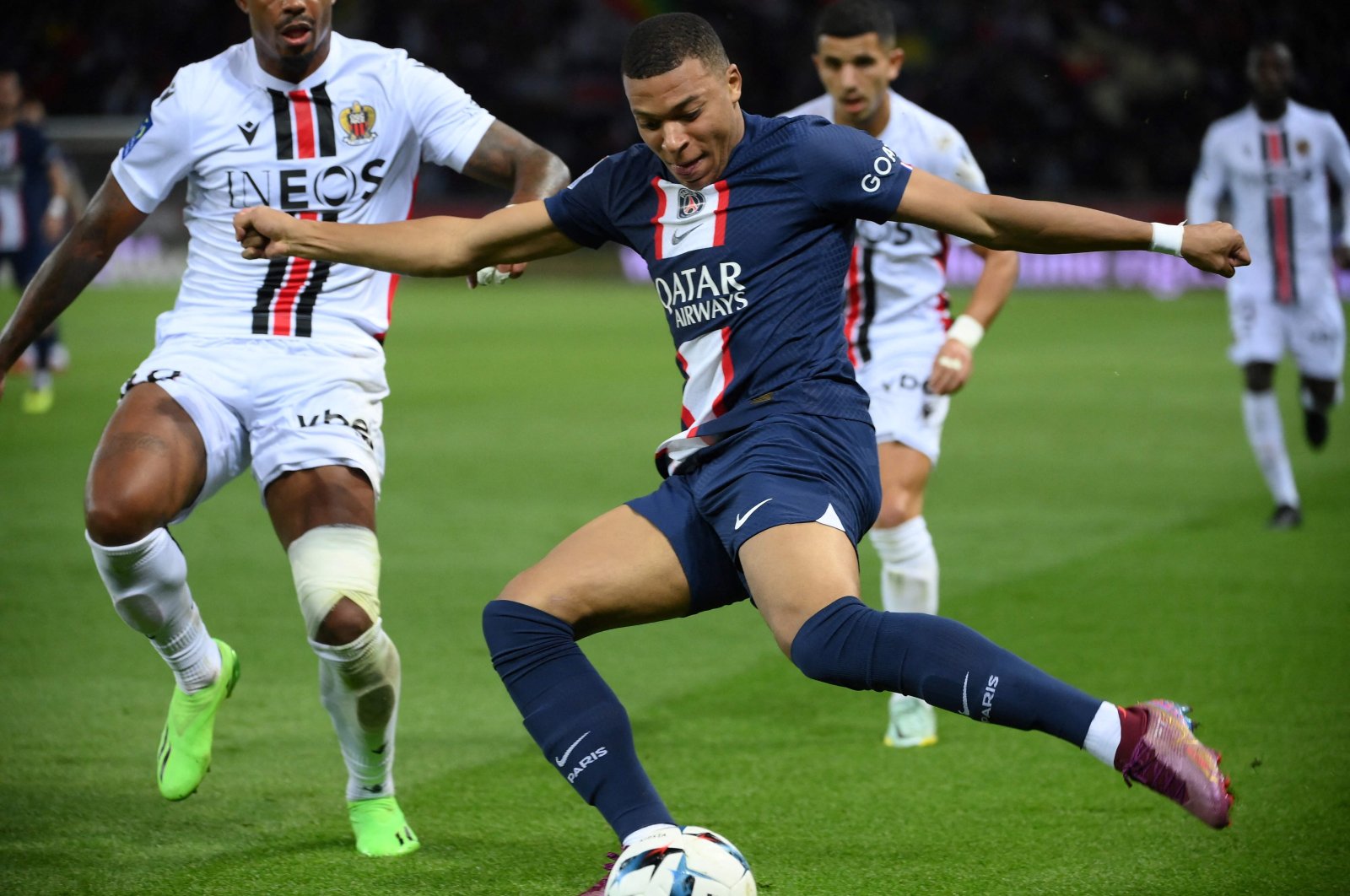 Mbappe dengan masterclass saat PSG mengalahkan Nice untuk tetap menjadi yang teratas di Ligue 1