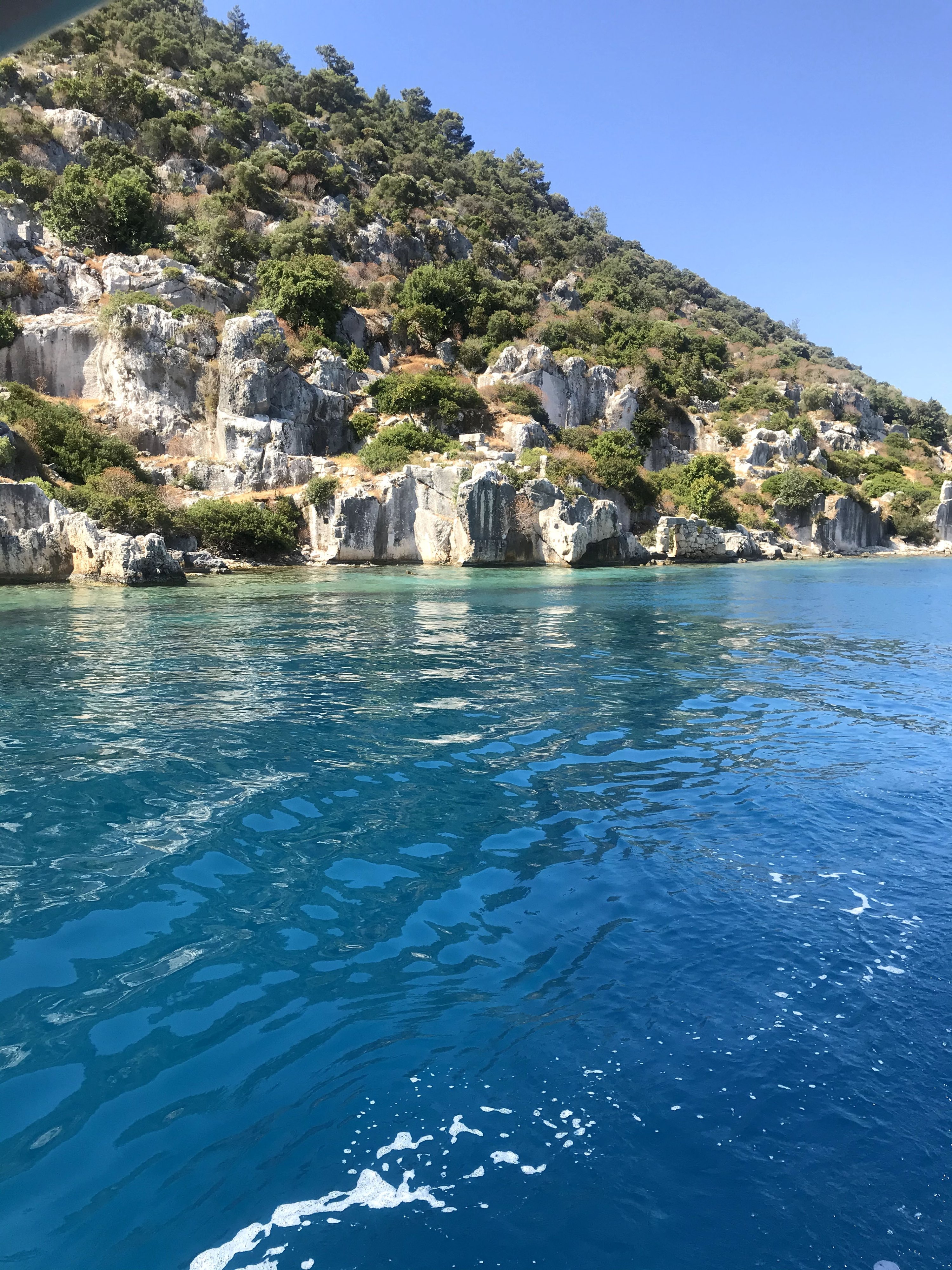 Kota Tenggelam di lepas pantai Pulau Kekova, di Antalya, Türkiye.  (Foto oleh zge engelen)