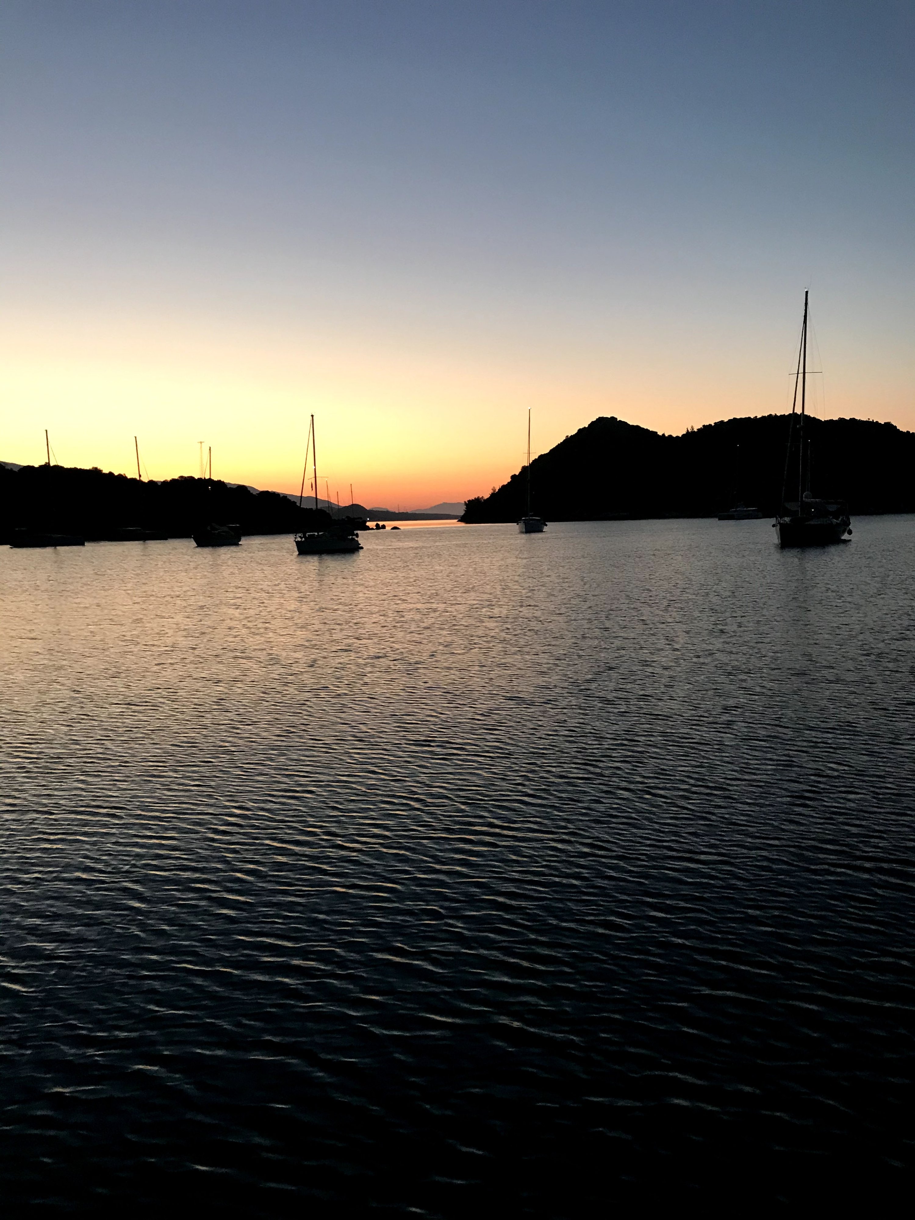 Matahari terbit di dekat pantai Pulau Kekova, di Antalya, Türkiye.  (Foto oleh zge engelen)