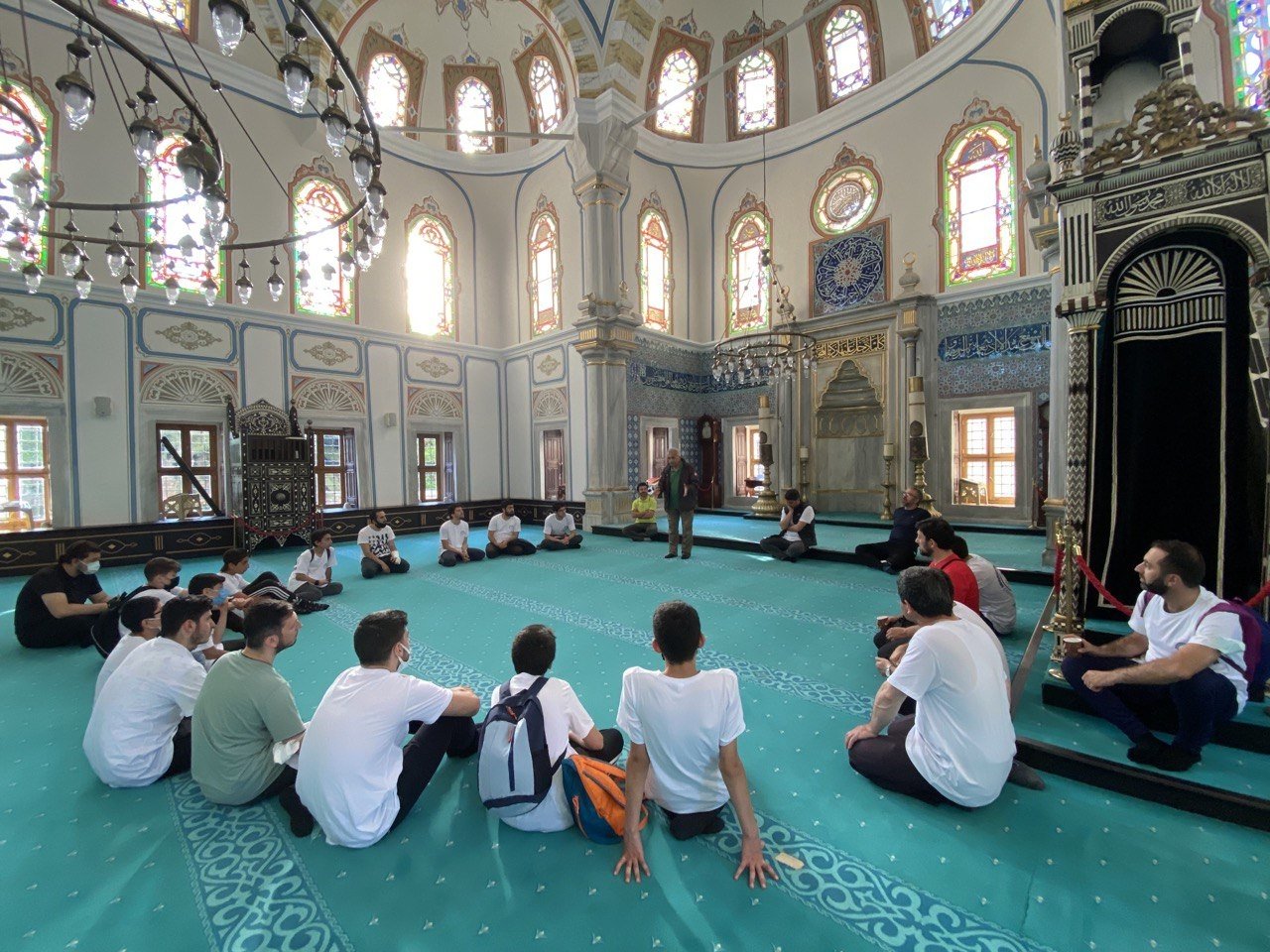 Esat Yapıcı dan pemuda di dalam masjid, mengobrol setelah sesi membaca buku, di Istanbul, Türkiye, 4 September 2022. (Foto oleh Serkan nlü)