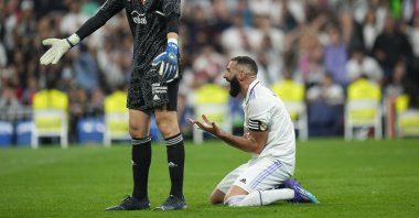 Real Madrid's Karim Benzema (R) and Osasuna's goalkeeper Sergio Herrera react during the Spanish La Liga football match between Real Madrid and Osasuna at the Santiago Bernabeu stadium, Madrid, Spain, Oct. 2, 2022. (AP Photo)