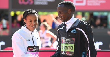 Yalemzerf Yehualaw (L) of Ethiopia and Amos Kipruto of Kenya pose for photographs after winning the women&#039;s and men&#039;s elite races respectively at the 2022 TCS London Marathon, London, Britain, Oct. 2, 2022.  (EPA Photo)