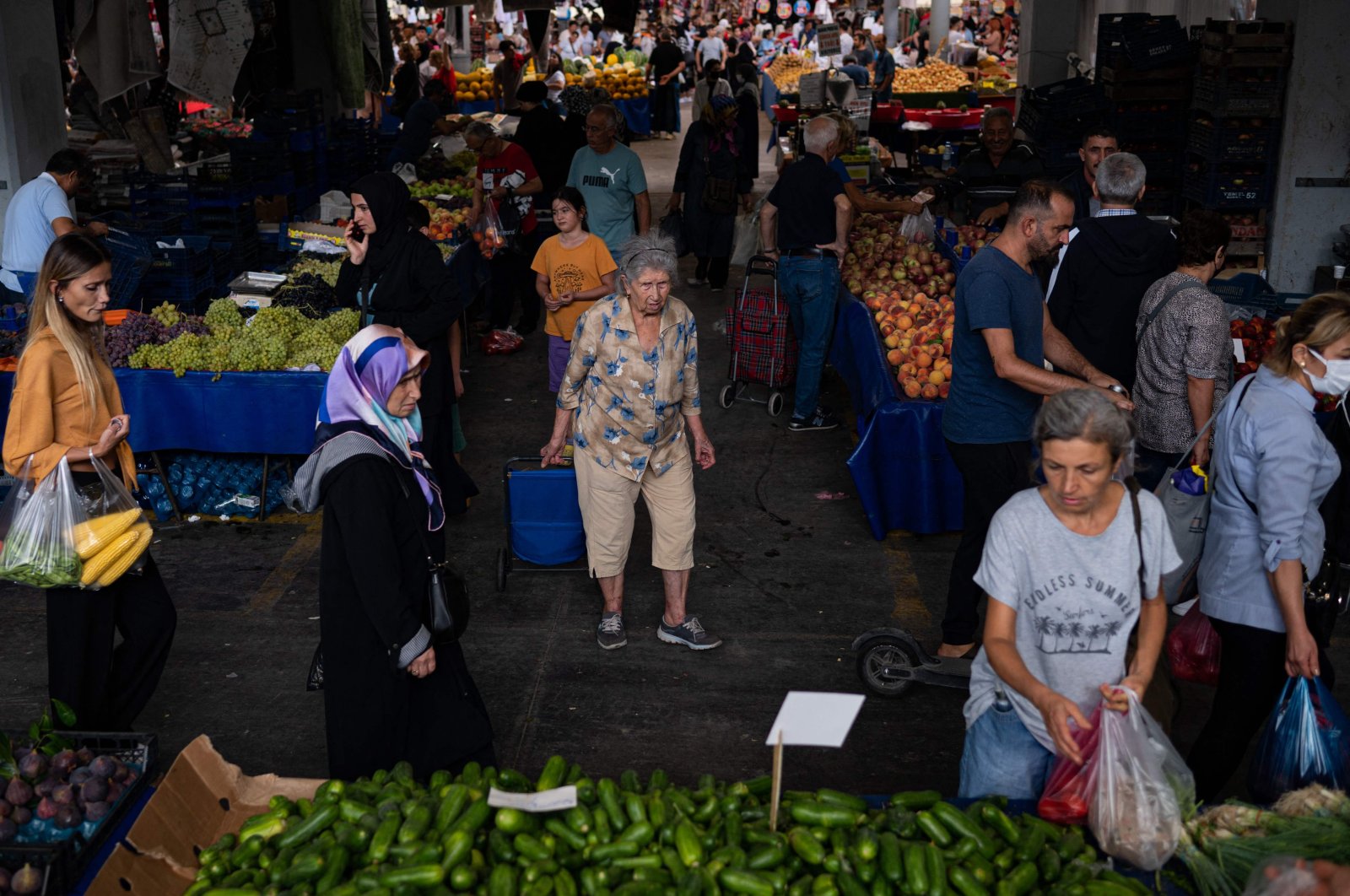 Customers shop for vegetables at a market in Istanbul, Türkiye, Sept. 6, 2022. (AFP Photo)