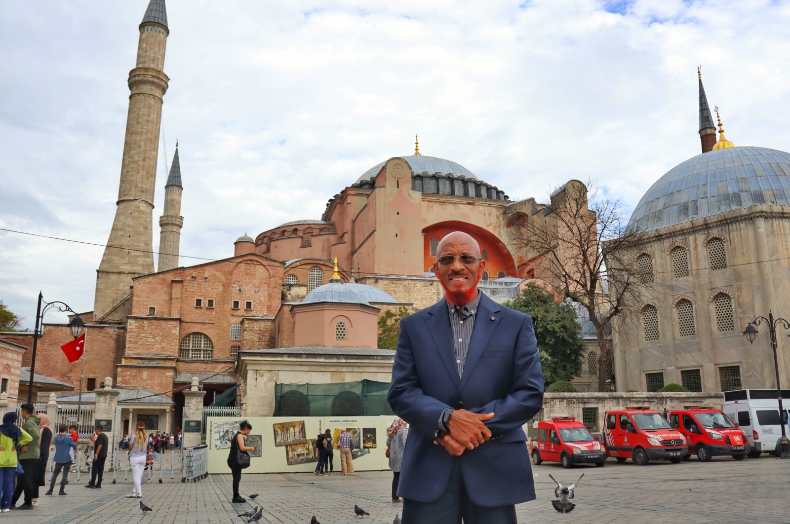 Islamic preacher Khalid Yasin poses in front of the Hagia Sophia Grand Mosque in Istanbul, Türkiye, Sept. 27, 2022. (Sabah Photo)