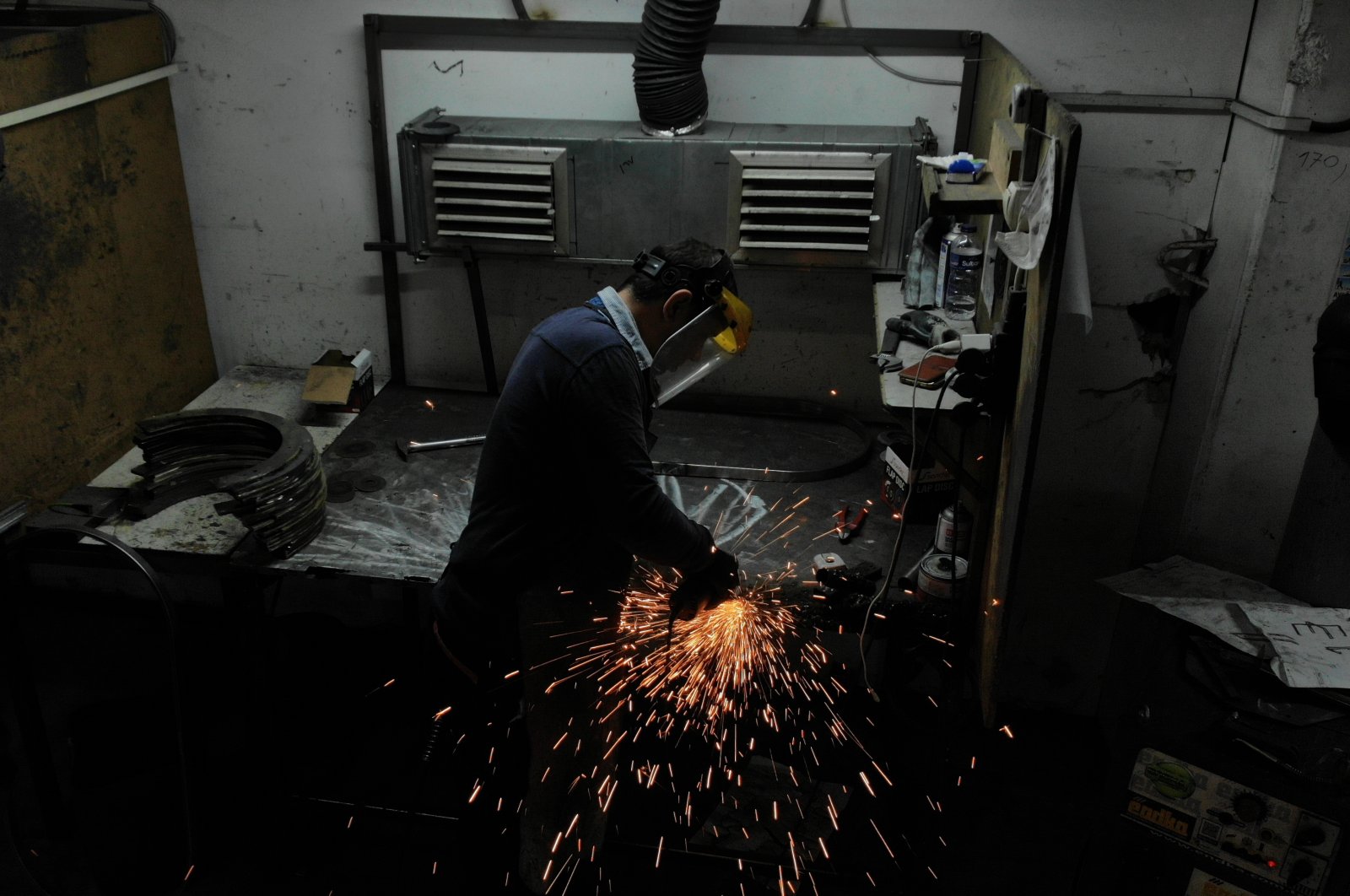 A worker is seen at a factory in Bursa, northwestern Türkiye, Sept. 27, 2022. (AA Photo)