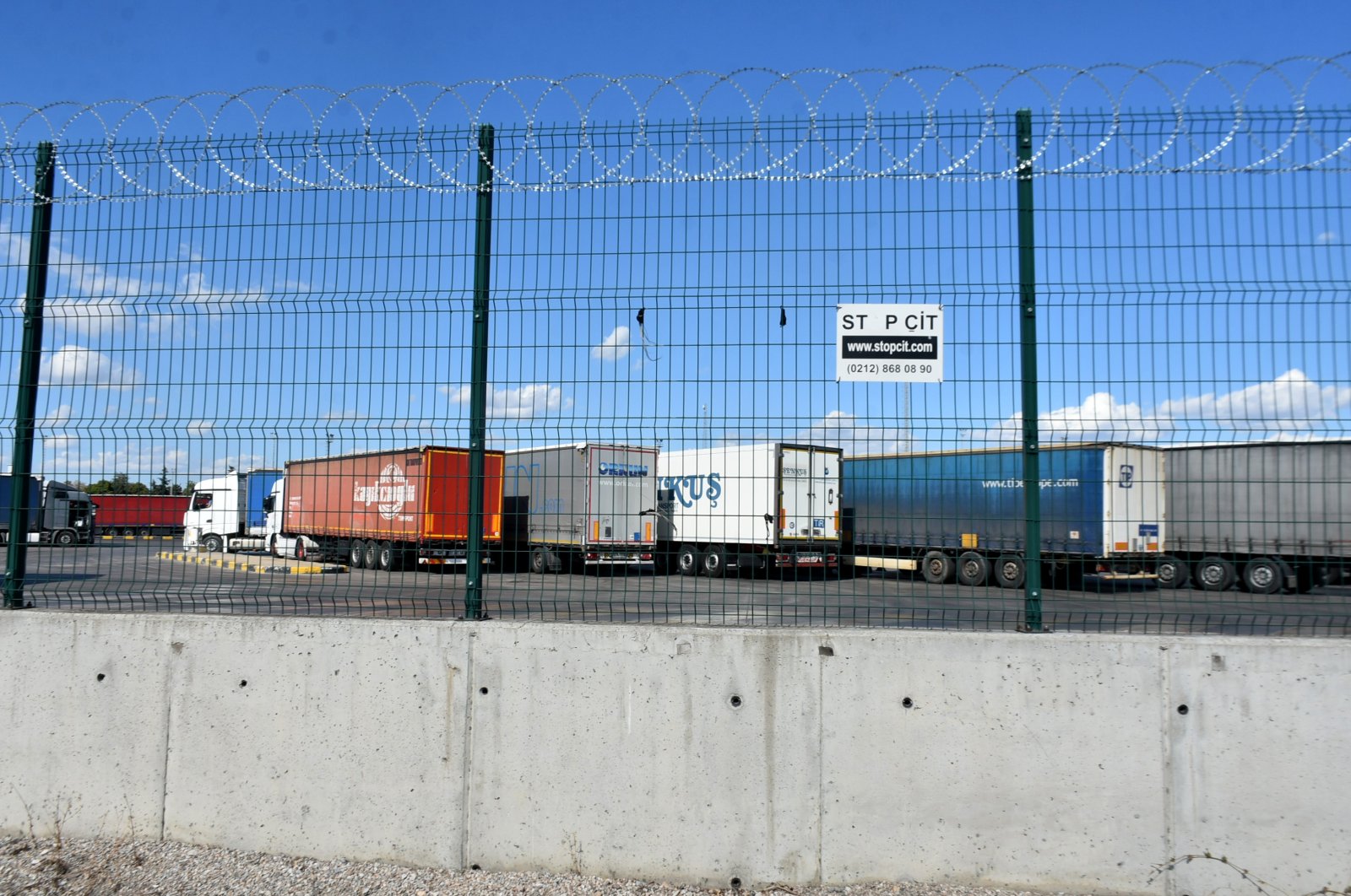 Trucks at a rest stop encircled with barbed wire, in Edirne, northwestern Türkiye, Sept. 30, 2022. (DHA PHOTO) 