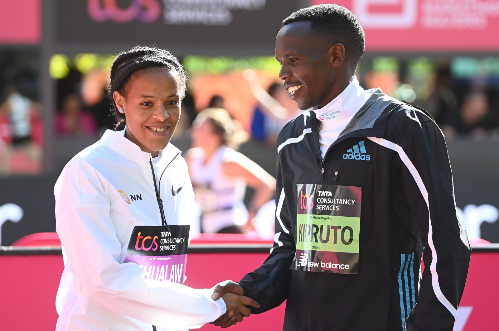 Yalemzerf Yehualaw (L) of Ethiopia and Amos Kipruto of Kenya pose for photographs after winning the women&#039;s and men&#039;s elite races respectively at the 2022 TCS London Marathon, London, Britain, Oct. 2, 2022.  (EPA Photo)