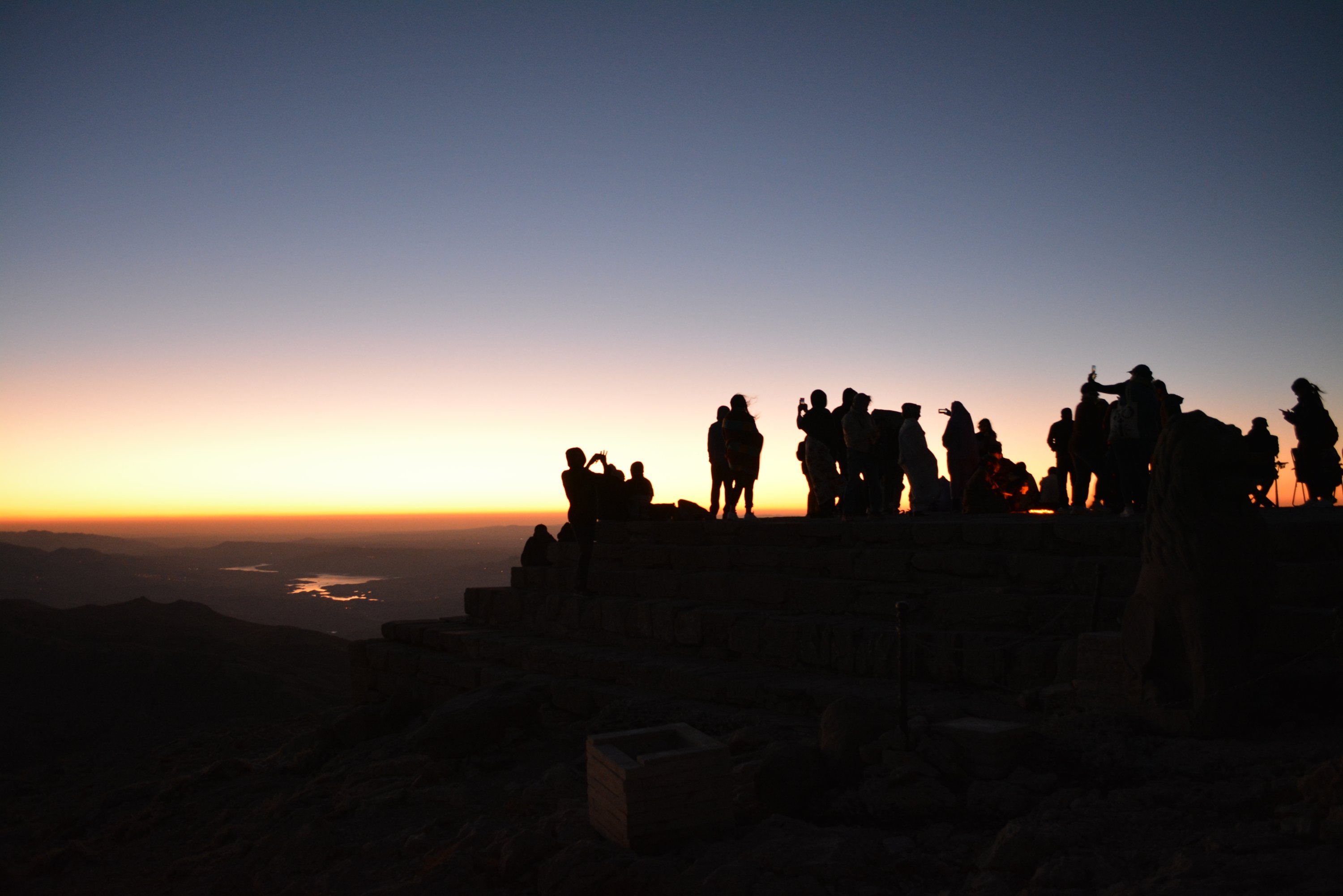 Matahari terbit di Gunung Nemrut saat orang-orang mencoba mengabadikan momen unik, Adıyaman, Türkiye, 1 Oktober 2022. (Foto oleh Mehmet elik)