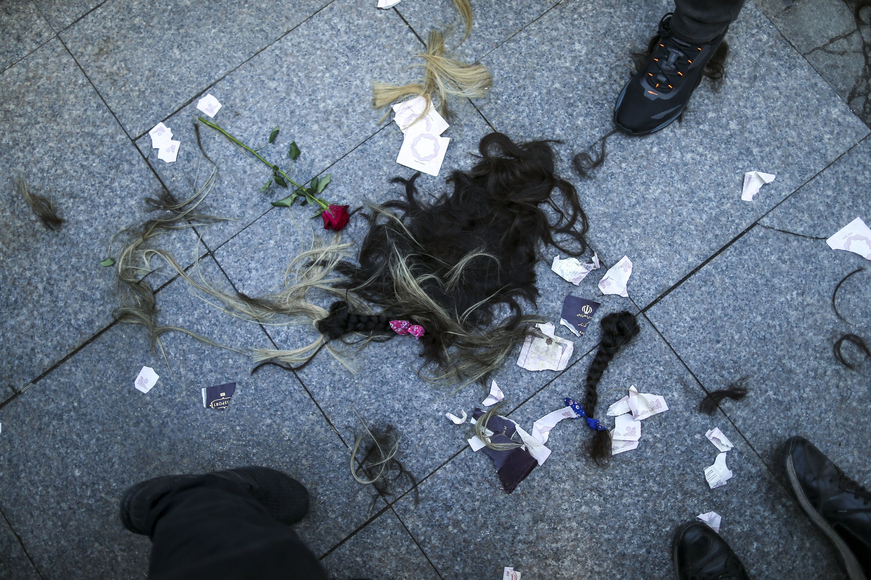 Helai rambut tergeletak di tanah setelah dipotong oleh beberapa wanita selama protes terhadap kematian Mahsa Amini Iran, di Istanbul, Türkiye, 2 Oktober 2022. (AP Photo)