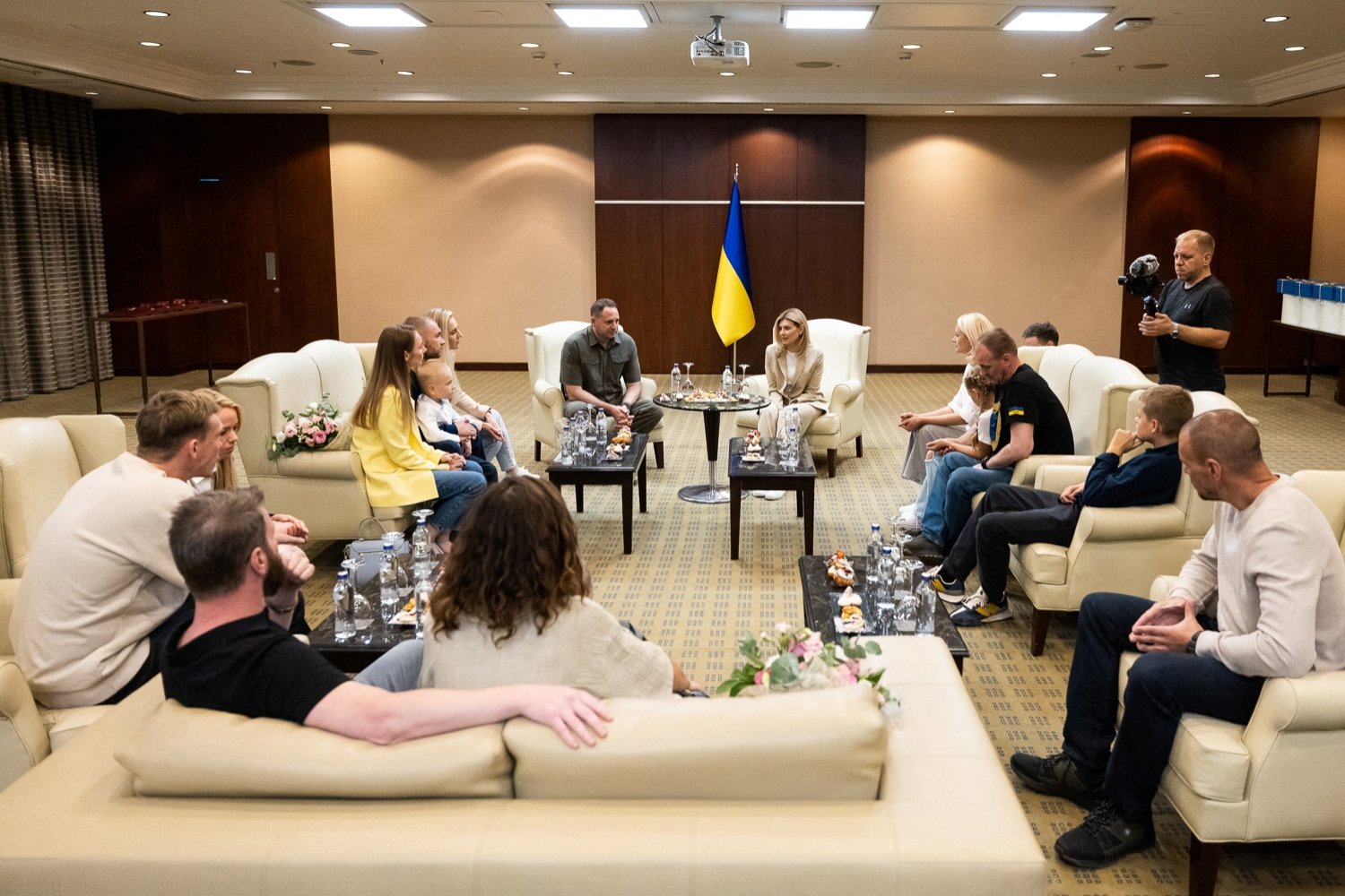 Commanders of defenders of the Azovstal Iron and Steel Works in Mariupol Denys Prokopenko, Serhii Volynskyi, Sviatoslav Palamar, Denys Shleha, Oleh Homenko and their families meet with Ukrainian first lady Olena Zelenska, amid Russia&#039;s attack on Ukraine, in Istanbul, Türkiye, October 3, 2022. (REUTERS)