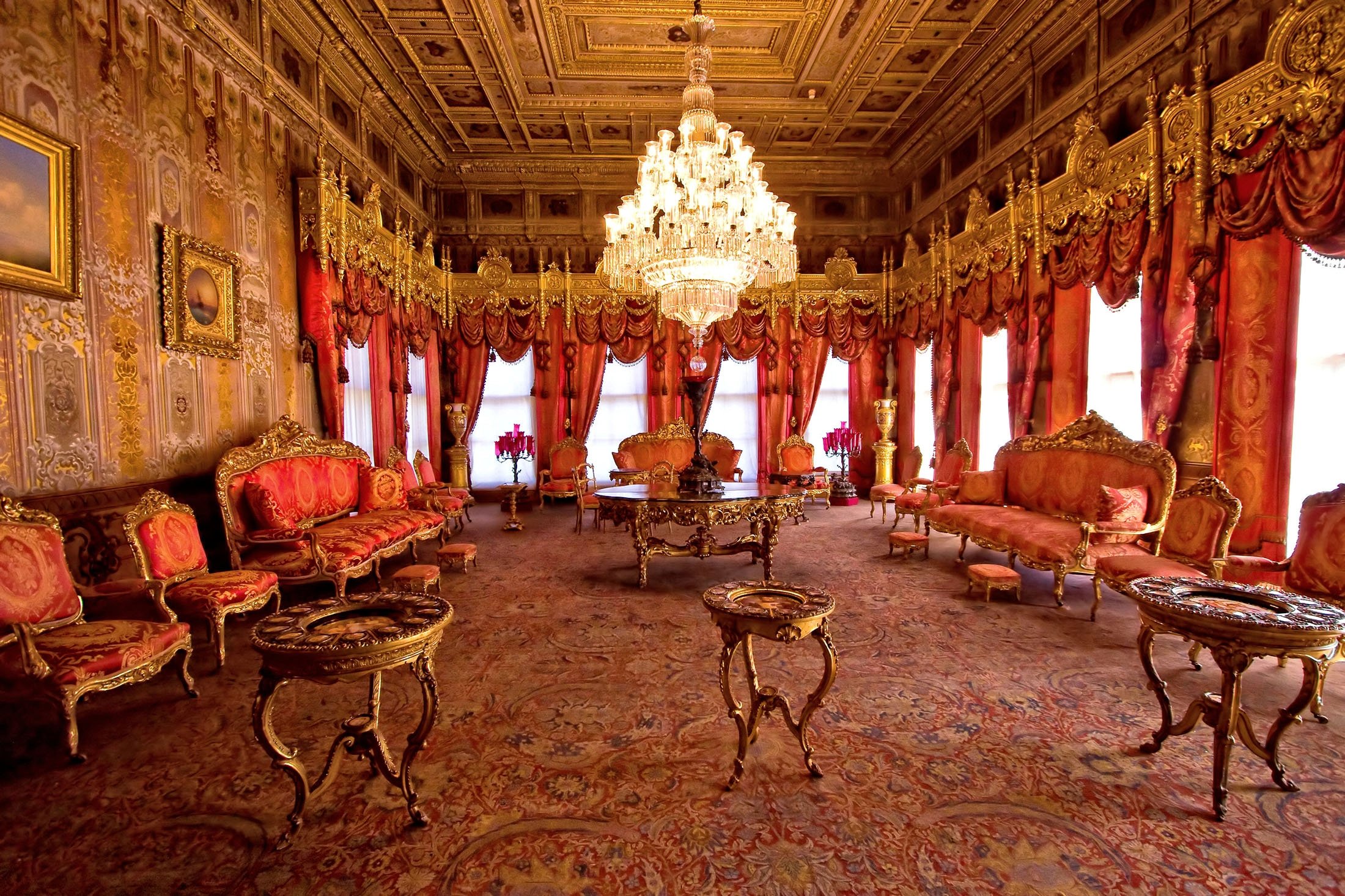 Karpet tradisional Hereke menghiasi ruangan Istana Dolmabahçe, di Istanbul, Türkiye, 1 April 2013. (Foto Shutterstock)