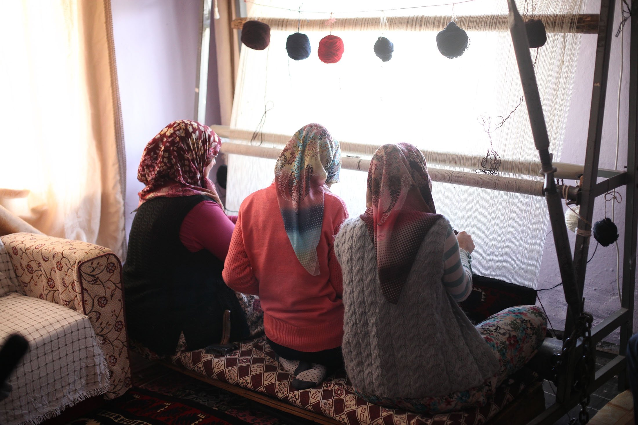 Para wanita menenun karpet tradisional Yağcıbedir bersama-sama, di distrik Sındırgı di Balıkesir, Türkiye, 20 Mei 2016. (Foto Shutterstock)