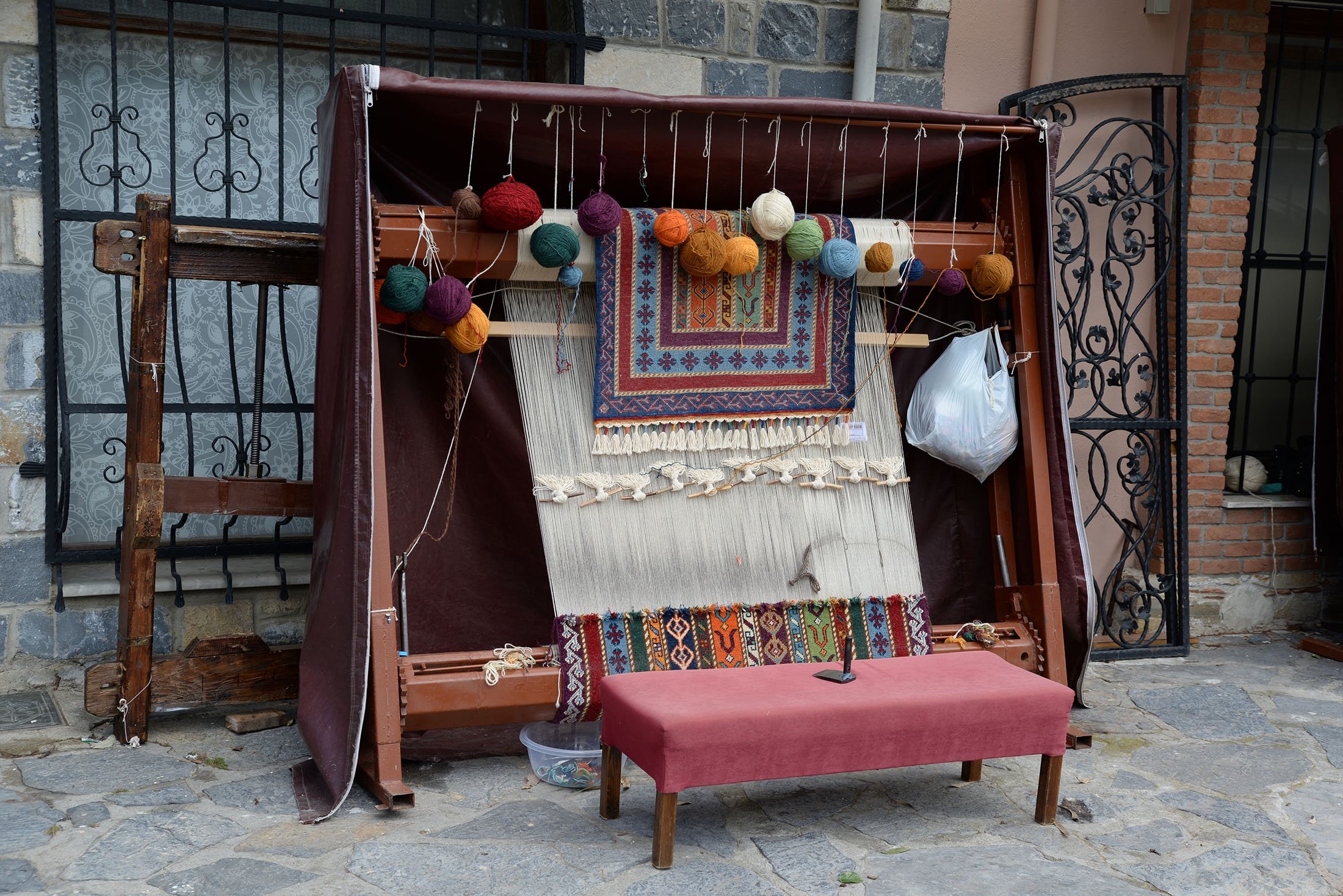 Teknik dan peralatan tenun karpet tradisional masih digunakan di Türkiye.  (Foto Shutterstock)