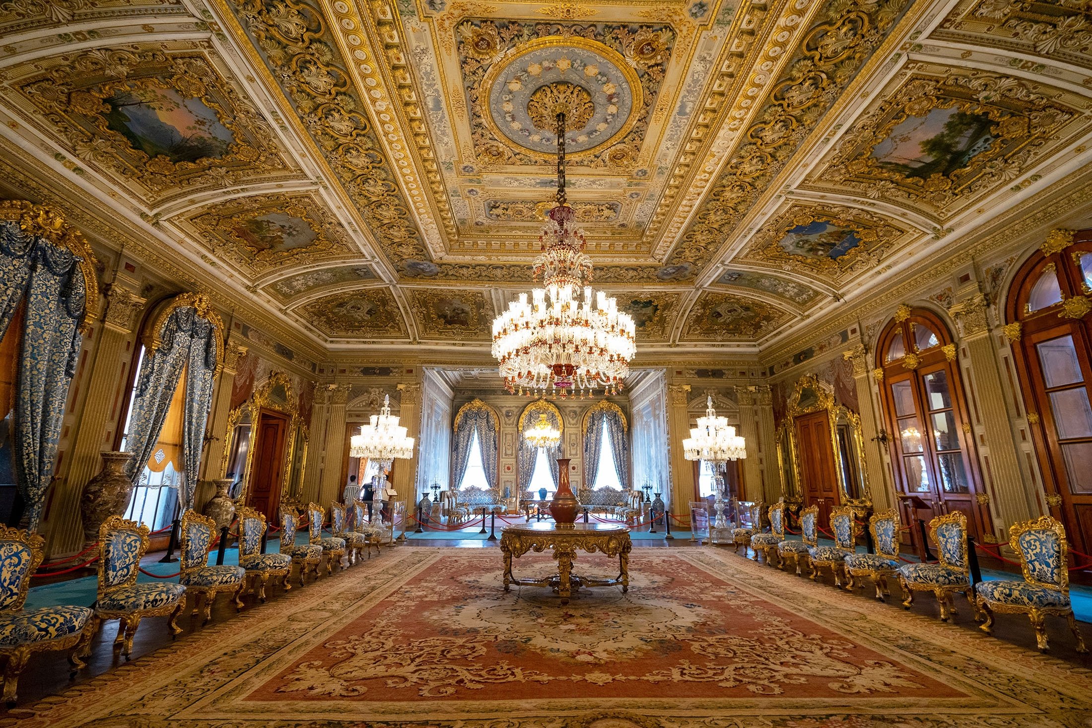 Karpet bersejarah yang sangat besar di aula di Istana Dolmabahçe, Istanbul, Türkiye.  (Foto Shutterstock)