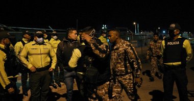 Prison guards (C) leave the premises of the Regional Sierra Centro Norte Cotopaxi prison, following clashes between inmates, Latacunga, south Ecuador, Oct. 3, 2022. (AFP Photo)
