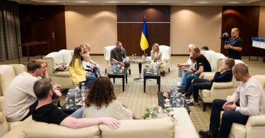 Commanders of defenders of the Azovstal Iron and Steel Works in Mariupol Denys Prokopenko, Serhii Volynskyi, Sviatoslav Palamar, Denys Shleha, Oleh Homenko and their families meet with Ukrainian first lady Olena Zelenska, amid Russia&#039;s attack on Ukraine, in Istanbul, Türkiye, October 3, 2022. (REUTERS)