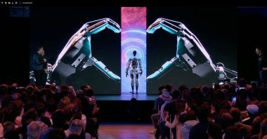 Elon Musk (L) presents a humanoid robot in Palo Alto, California, U.S., Sept. 30, 2022. (Tesla via AFP)