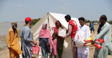 Turkish Red Crescent workers set up tents in Pakistan, Sept. 19, 2022. (DHA Photo)