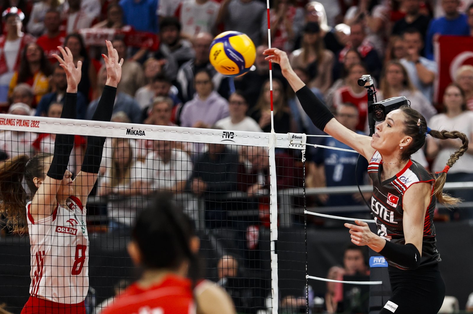 Eda Erdem Dündar (R), a player of the National Women&#039;s Volleyball Team, competed with Zuzanna Gorecka (8) from the Polish team in one position. (AA Photo)