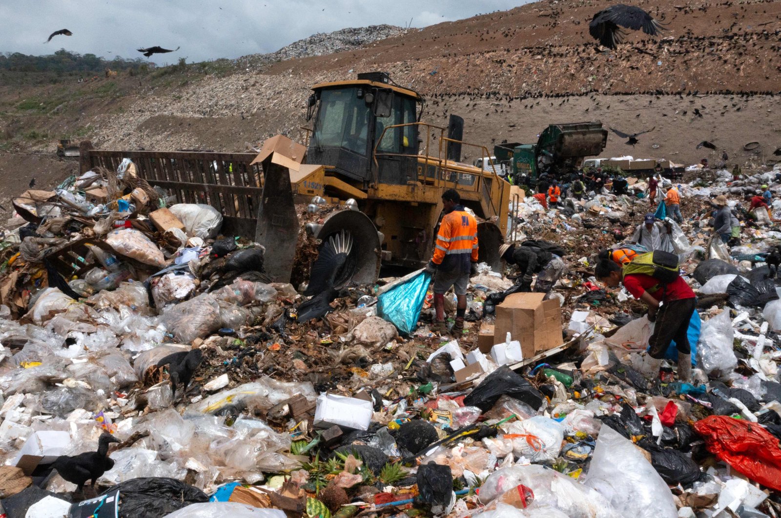 People search through the garbage at the Cerro Patacon municipal dump in Panama City, Panama, Sept. 21, 2022. (AFP Photo)