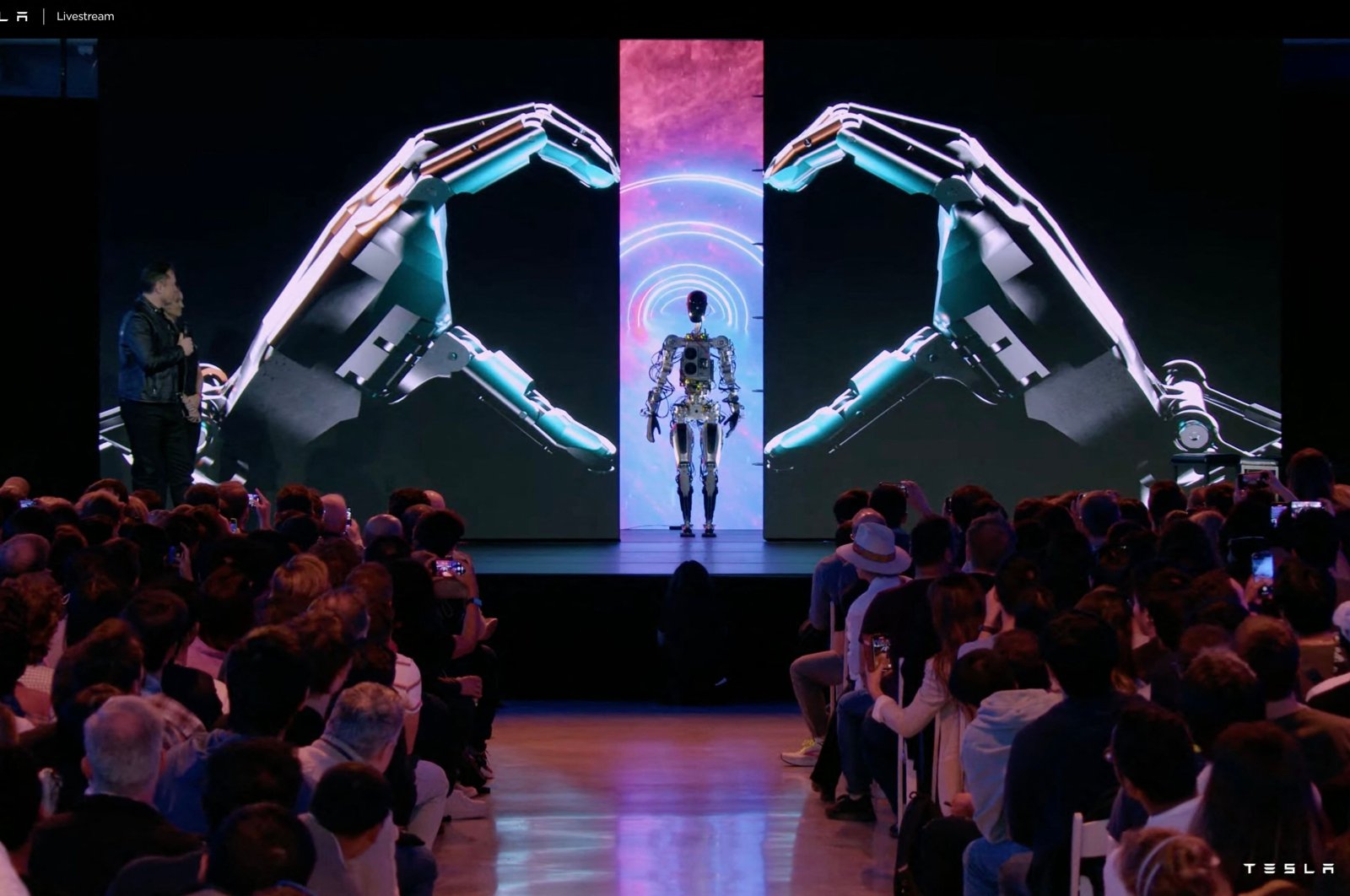 Halo dunia: Elon Musk menggoda robot humanoid, tapi belum bisa bicara
