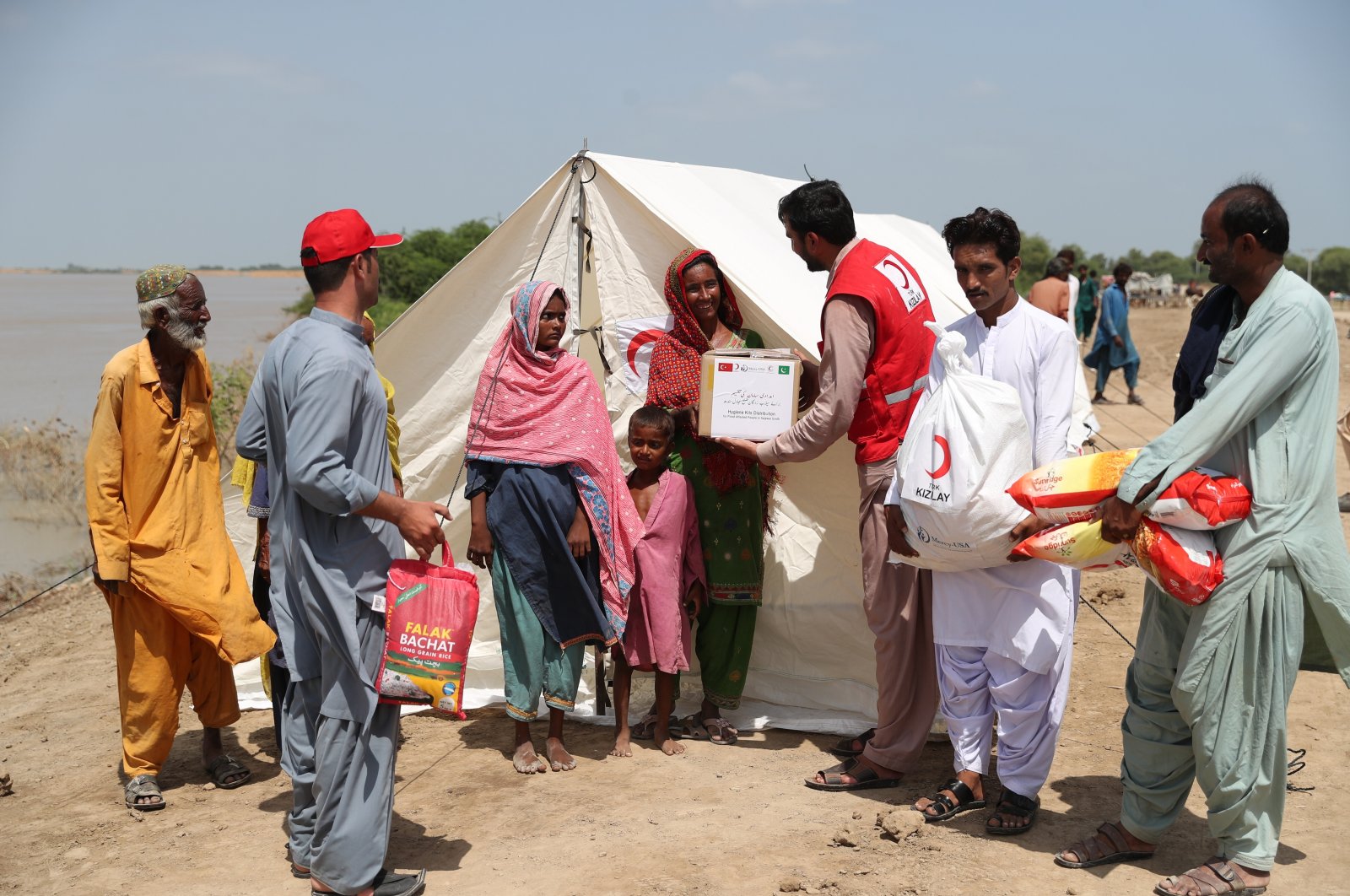 Turkish Red Crescent workers set up tents in Pakistan, Sept. 19, 2022. (DHA Photo)