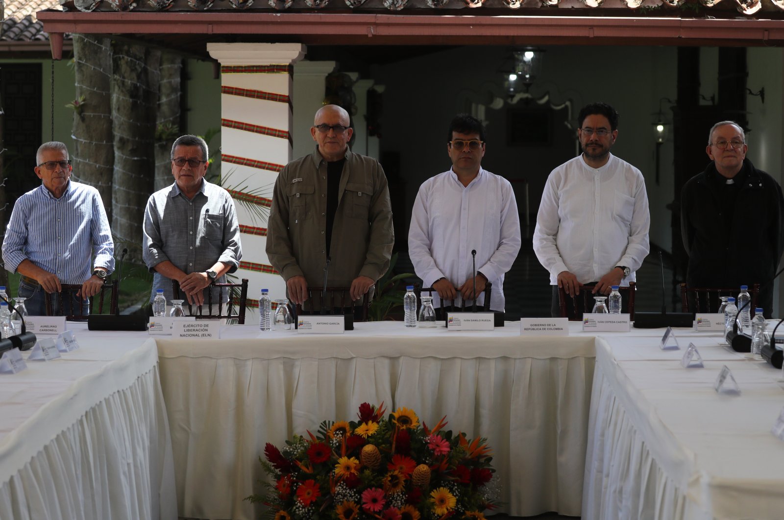ELN spokesmen Aureliano Carbonell (L), Pablo Beltran (2-L), and Antonio Garcia (3-L), Colombian government spokesmen Ivan Danilo Rueda (3-R) and Ivan Cepeda Castro (2-R), and priest Hector Fabio Henao (R) participate in a meeting between the Colombian government and the National Liberation Army (ELN), in Caracas, Venezuela, Oct. 4, 2022. (EPA Photo)