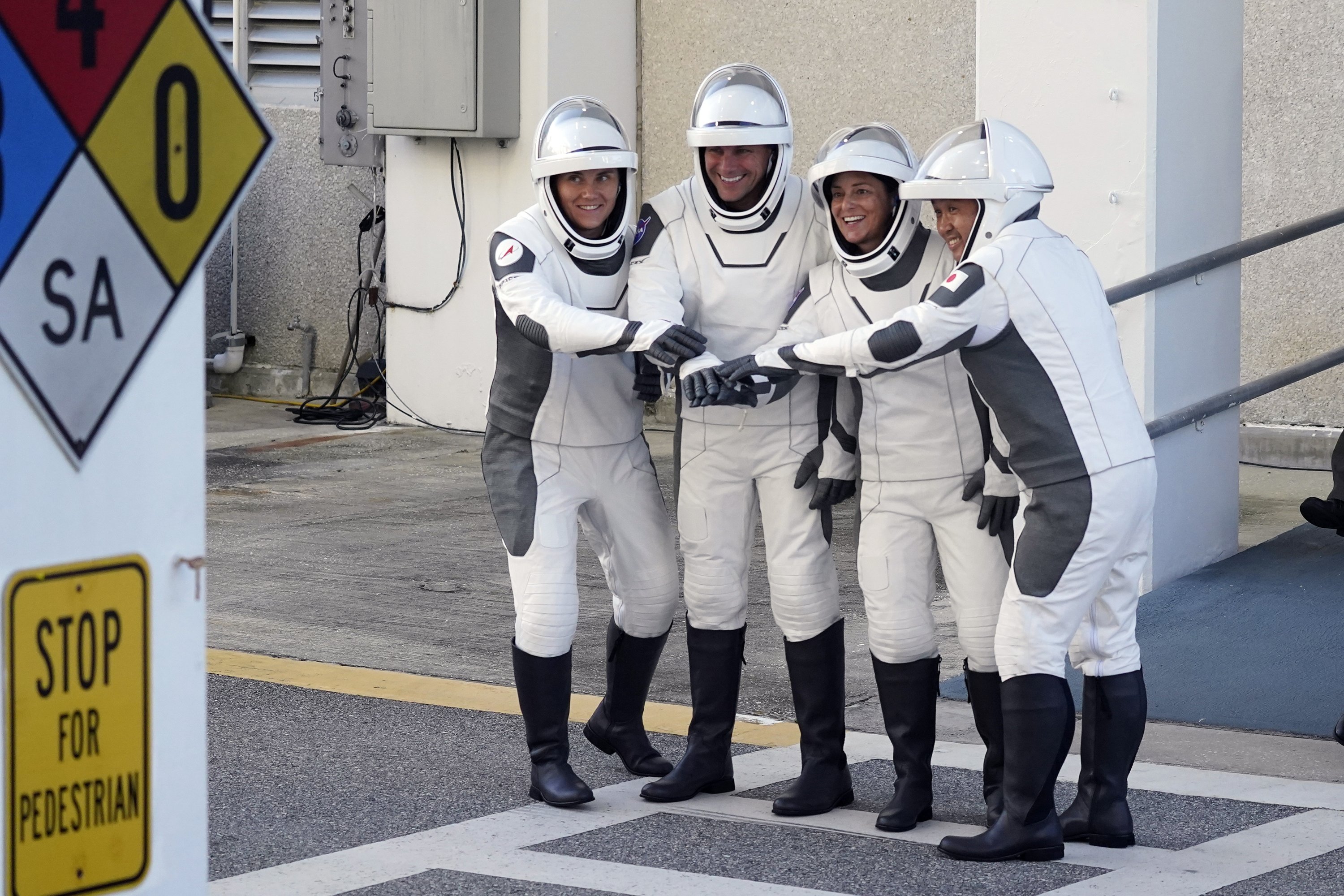Astronot SpaceX Crew5 (dari kiri) Anna Kikina, dari Rusia, Josh Cassada, Nicole Mann, dan Koichi Wakata, dari Jepang, berpose untuk foto saat mereka meninggalkan gedung Operations and Checkout sebelum menuju Launch Pad 39-A di Kennedy Space Center , Cape Canaveral, Florida, AS, 5 Oktober 2022. (AP Photo/John Raoux)