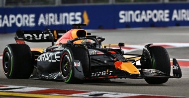 Red Bull Racing&#039;s Dutch driver Max Verstappen drives during the qualifying session ahead of the Formula One Singapore Grand Prix night race at the Marina Bay Street Circuit. Singapore, Oct.1, 2022. (AFP Photo)