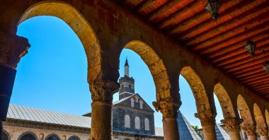 Diyarbakir Ulu Mosque, located in Türkiye, is a historical monument located on the walls of Diyarbakir Castle, to the west of the axis connecting the Harput Gate and the Mardin Gate.