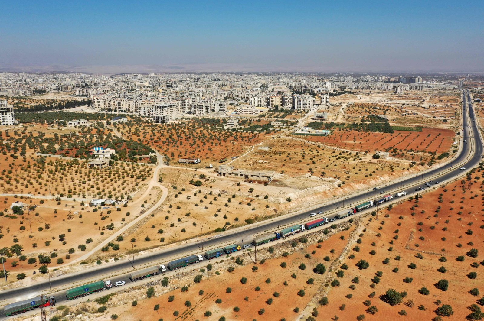 An aerial view of trucks in an international humanitarian aid convoy arriving in Syria&#039;s northwestern Idlib province on their way towards the Bab al-Hawa border area with Türkiye, Sept. 17, 2022. (AFP Photo)