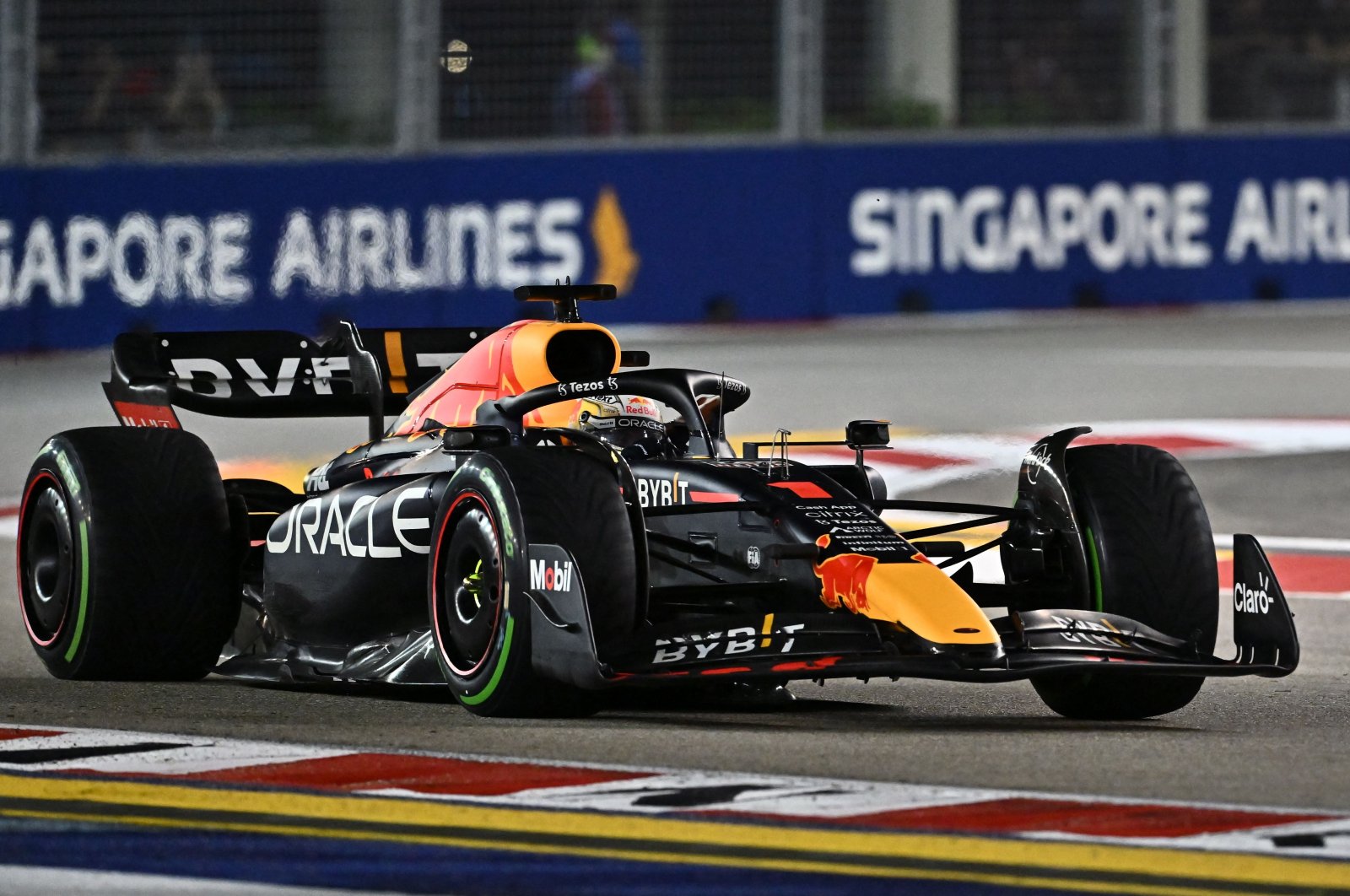 Red Bull Racing&#039;s Dutch driver Max Verstappen drives during the qualifying session ahead of the Formula One Singapore Grand Prix night race at the Marina Bay Street Circuit. Singapore, Oct.1, 2022. (AFP Photo)