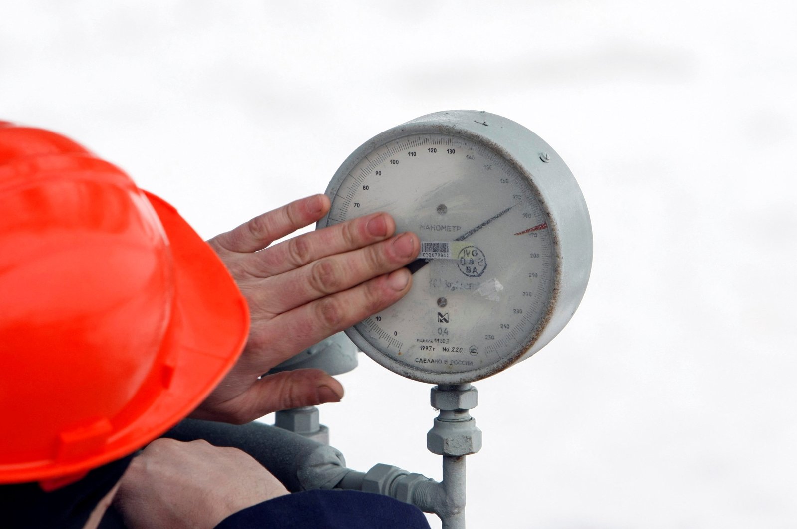 A Gazprom technician inspects a pressure gauge at the gas export monopoly&#039;s Sudzha compressor station, Jan. 14, 2009. (Reuters Photo)