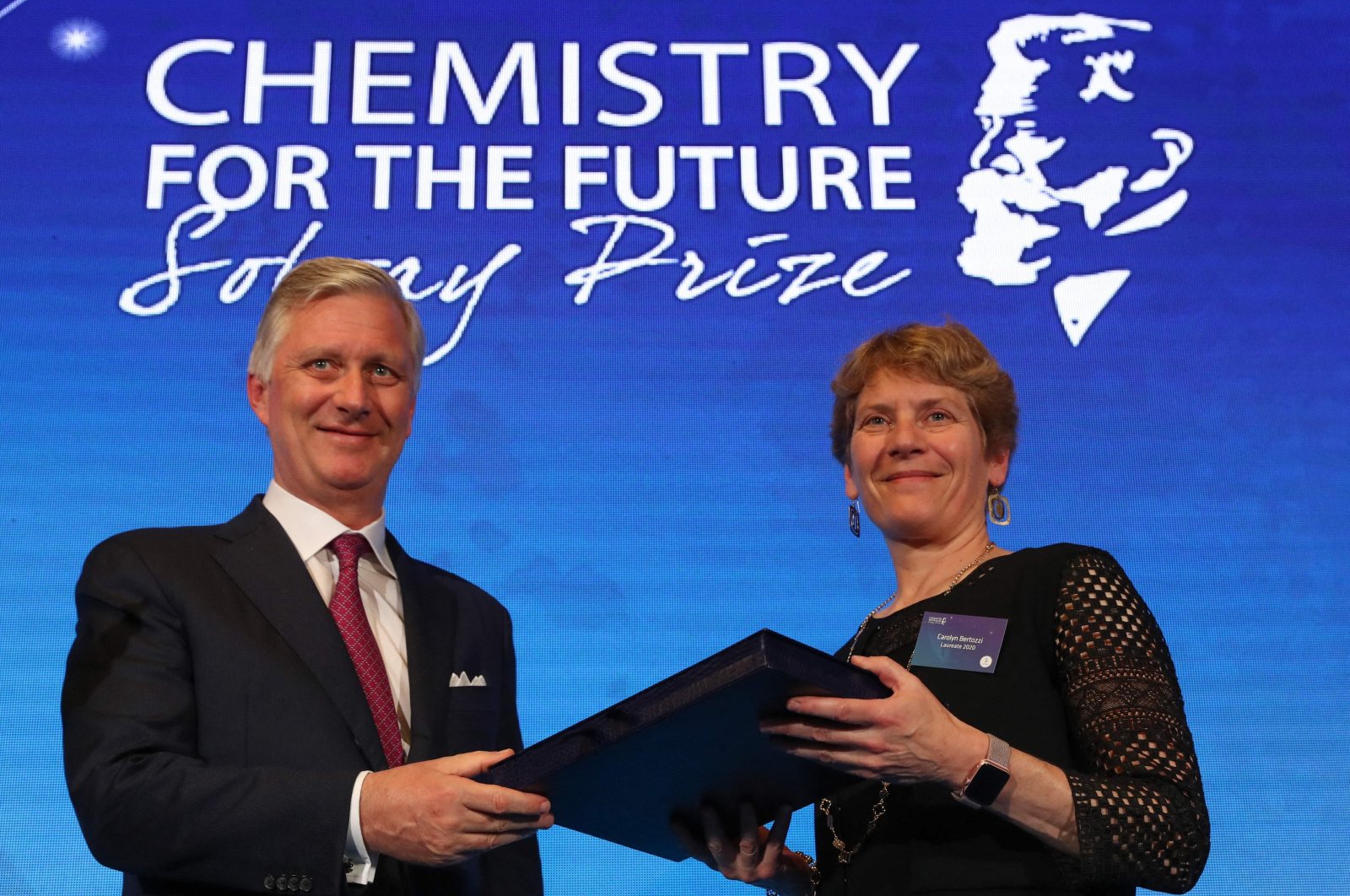 U.S. chemist Carolyn Bertozzi (R) receives an award from King Philippe of Belgium at the Royal Palace in Brussels, Belgium, March 10, 2020. (AFP Photo)