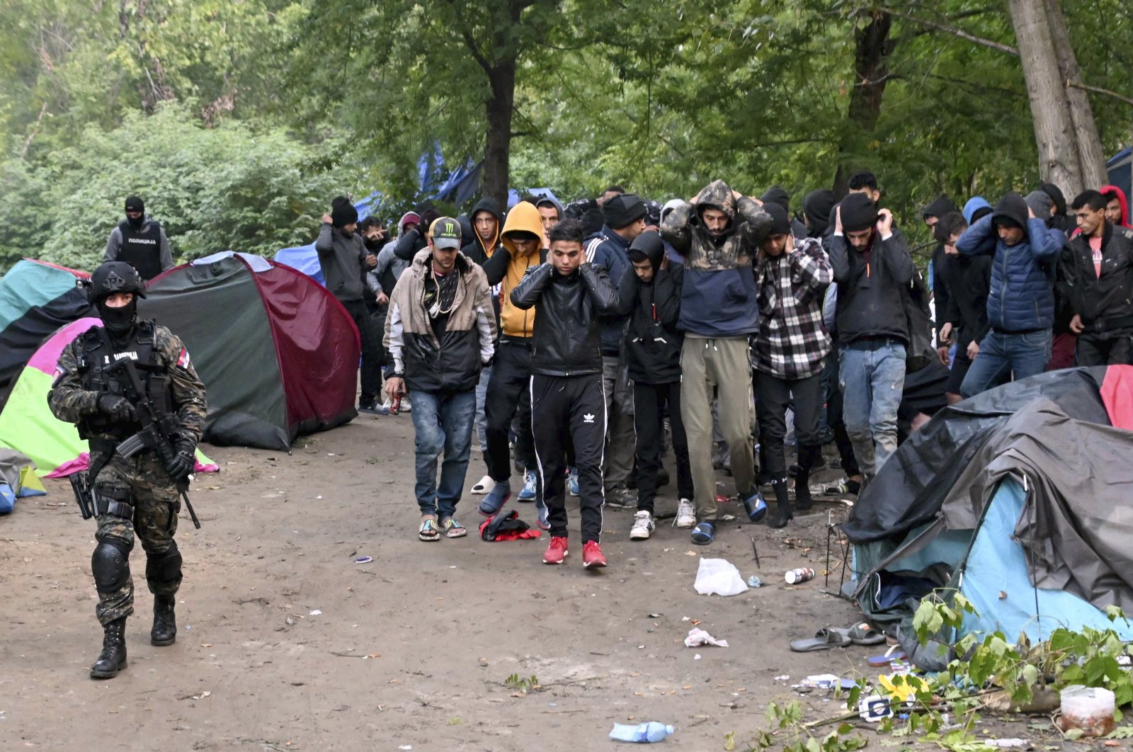 Polisi Serbia menahan penyelundup migran, menemukan senjata api dan uang