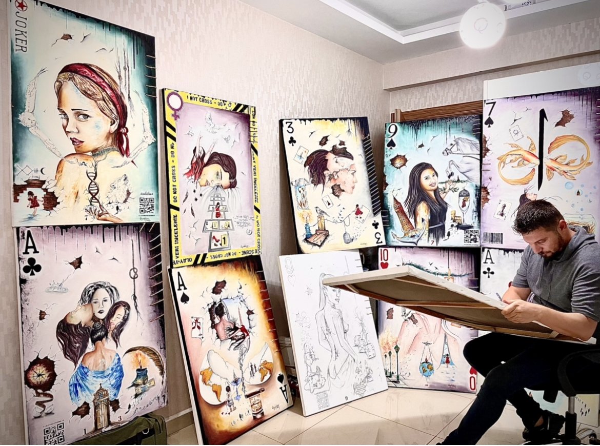   Pelukis surealis kelahiran Mardin, Vahap Aydoğan, bekerja di studionya.  (Foto milik Vahap Aydoğan)