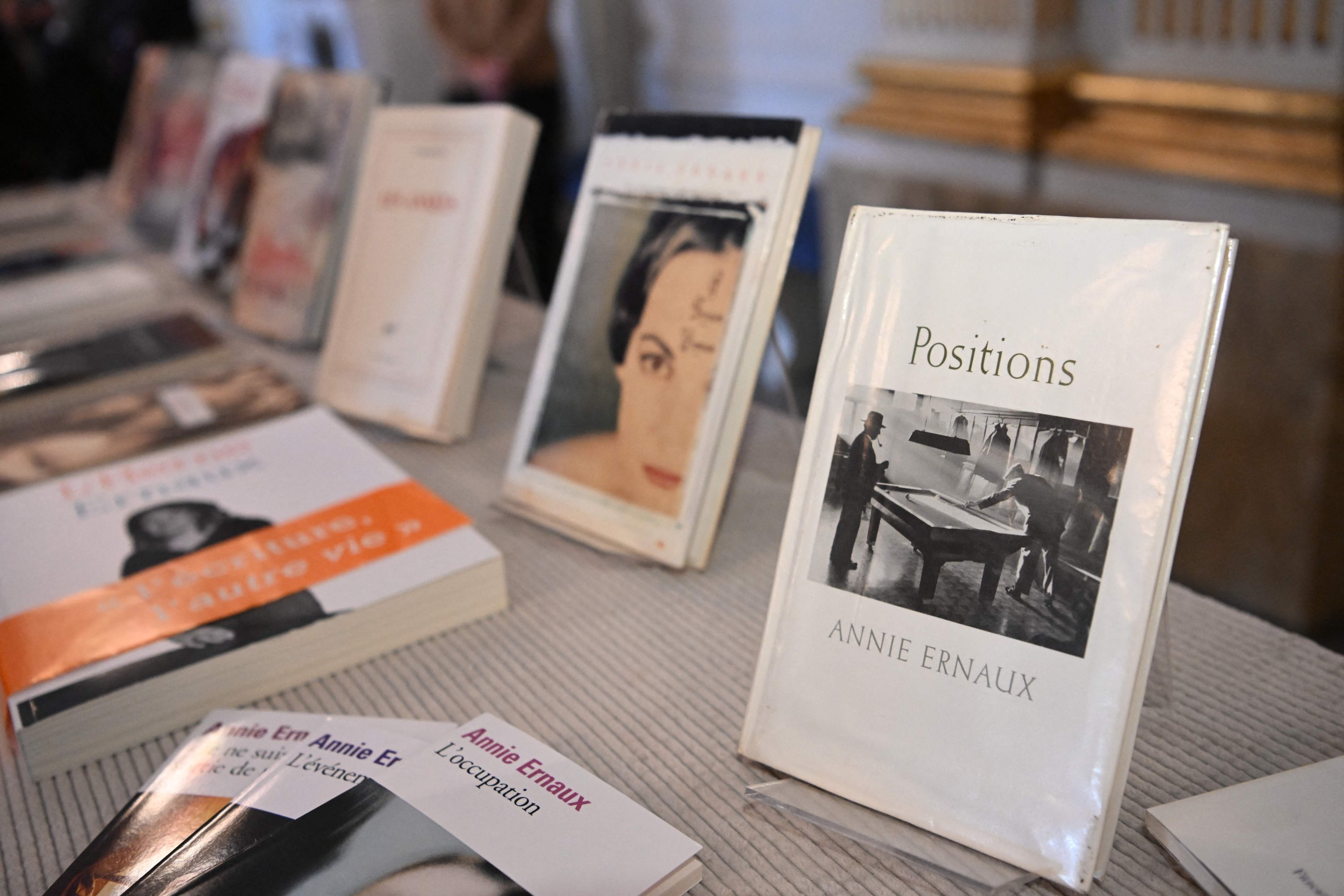 Buku-buku karya penulis Prancis Annie Ernaux dipajang di Akademi Swedia setelah pengumuman bahwa Ernaux tahun ini adalah pemenang Hadiah Nobel Sastra 2022 di Akademi Swedia di Stockholm, Swedia, 6 Oktober 2022. (AFP Photo)